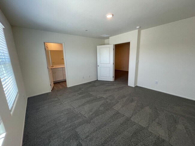 Building Photo - Beautiful Townhome In Henderson