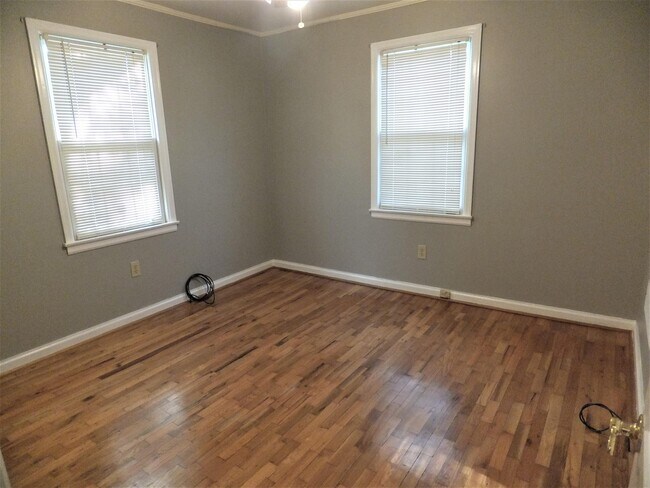 Building Photo - 214 Edgewood Dr