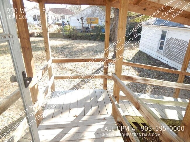 Building Photo - 920 W 6th St