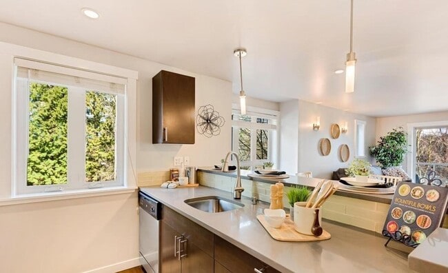 Building Photo - Luxurious, Bright and Meticulously Maintained 2 Bed and 2 Bath Condo