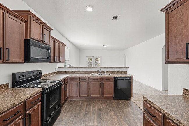 Building Photo - 718 Crystal Lakes Dr