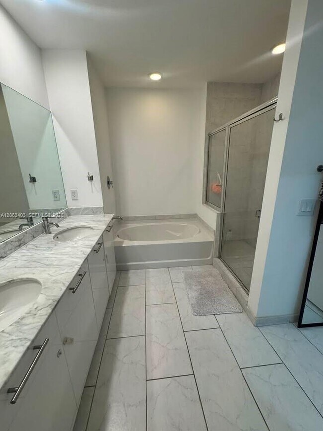 Building Photo - 951 Brickell Ave