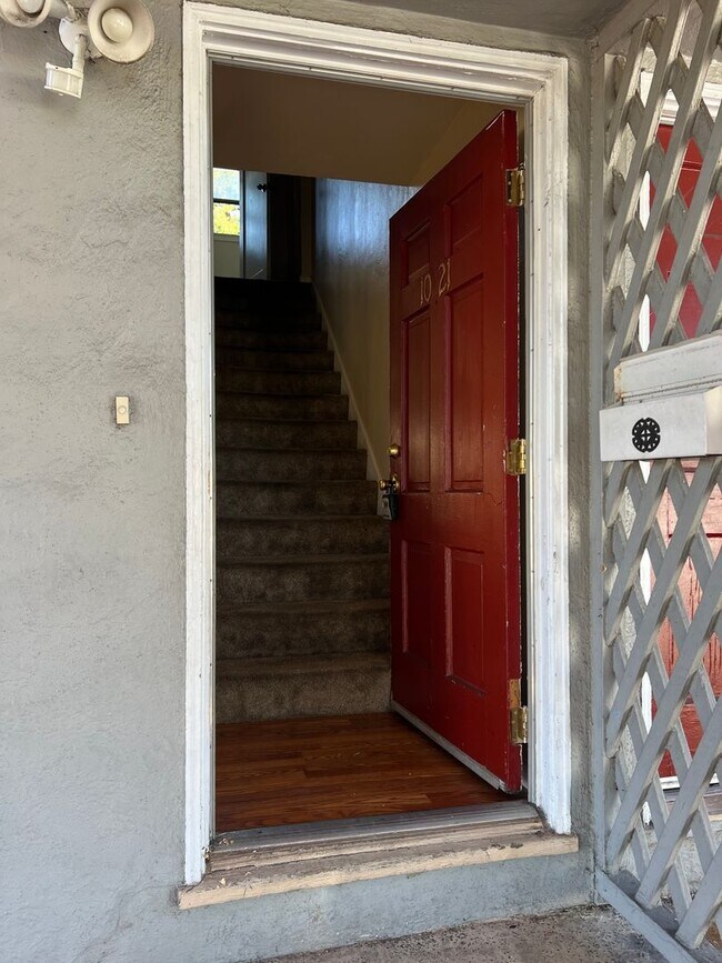 Building Photo - Ready to Move-In (3bed/1 bath, one unit of...