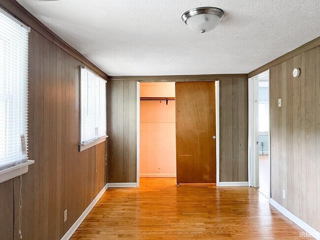 Building Photo - 519 S Swain Ave