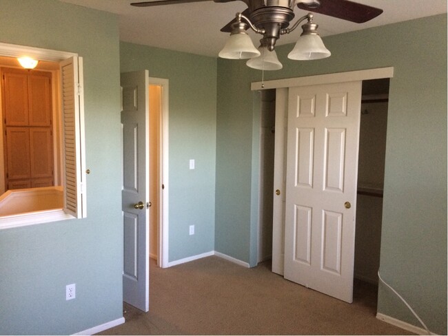 Building Photo - Spacious 3 Bedroom Home available in South...