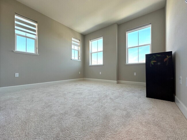 Building Photo - Beautiful Newer 5 Bedroom, 4 Bath in the h...