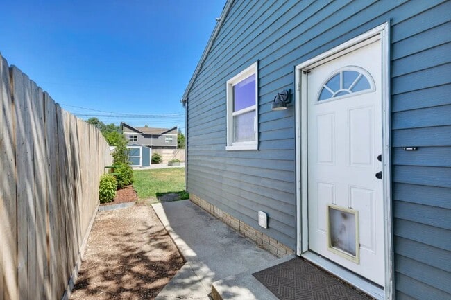 Building Photo - Kensington Avenue