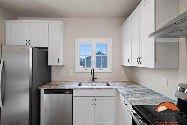 Building Photo - Charming Townhome with Garage and Bonus Room