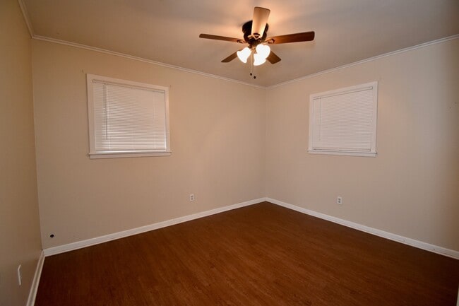 Building Photo - 3 Bedroom 1 Bath with lots of Updates!