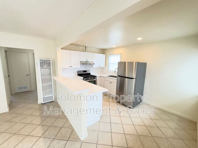 Building Photo - 515 N Ditmar St