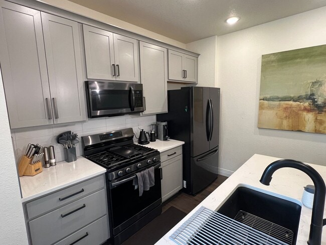 Building Photo - Students Welcome! 2 Story townhome in Registry Ridge---furnished option available