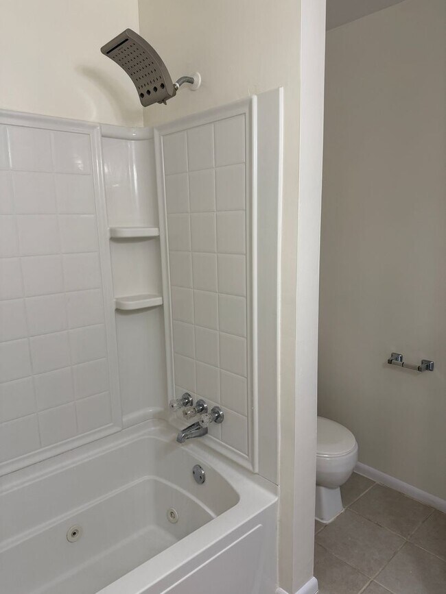 Building Photo - WINDSOR OAKS WEST - Three Bedroom Townhome