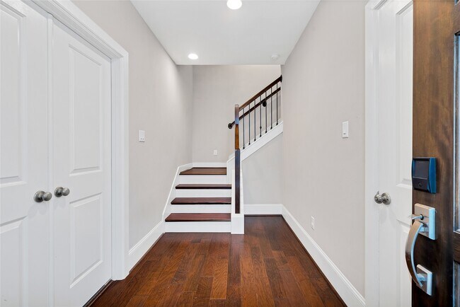 Building Photo - 5451 Larkin St