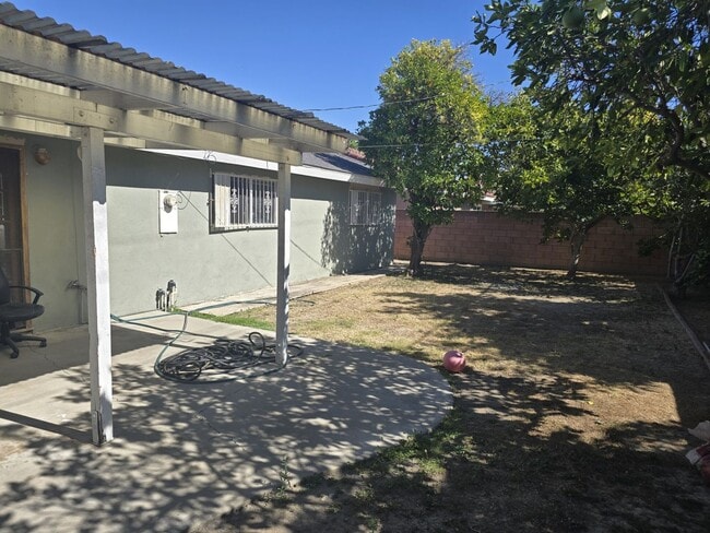 Building Photo - Cozy Single Family Home in Santa Ana for L...