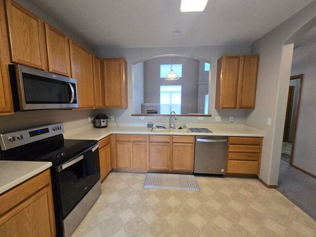 Building Photo - Bright and open Condo, walking distance to...