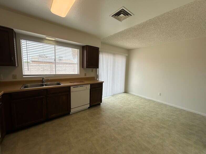 Building Photo - 2060 W Peralta Ave