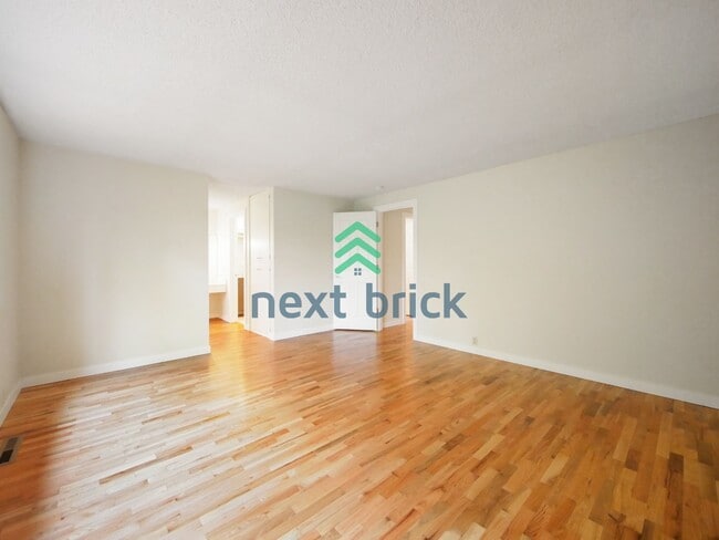 Building Photo - 3 Bed and 3 Bath Plus Office Private Single-family Home is Available for Rent!