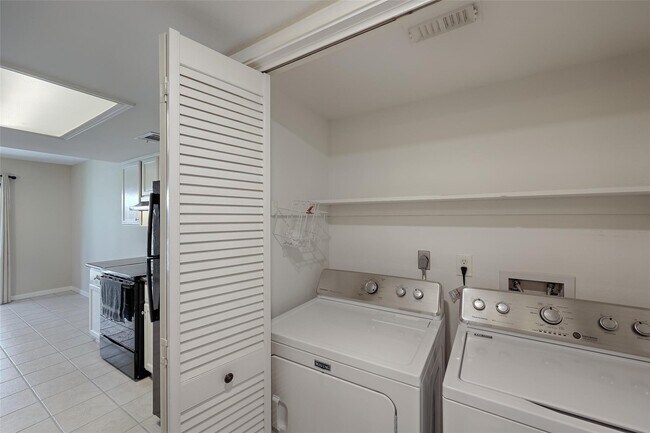 Building Photo - 7720 Theissetta Dr