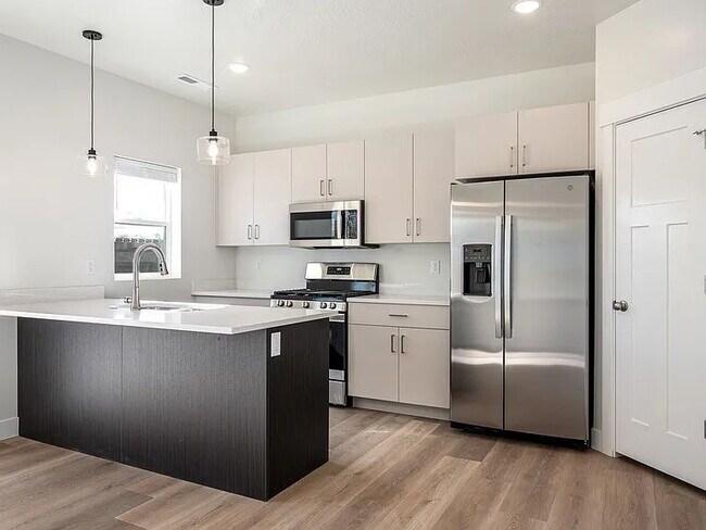 Building Photo - Charming Brand New Cedar City Townhouse: 2...