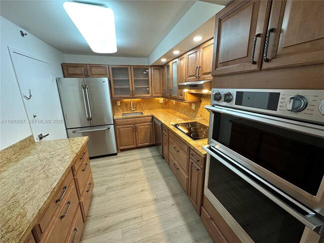 Building Photo - 6039 Collins Ave