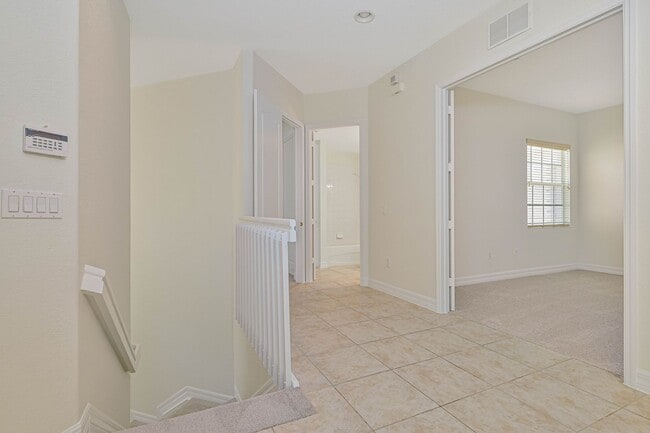 Building Photo - **Coach Home in Jonathans Bay - 3/2 + Den -  Water Views - 2 Car Garage**
