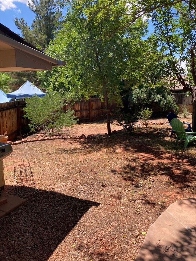 Building Photo - Cozy, West Sedona home with large fenced b...