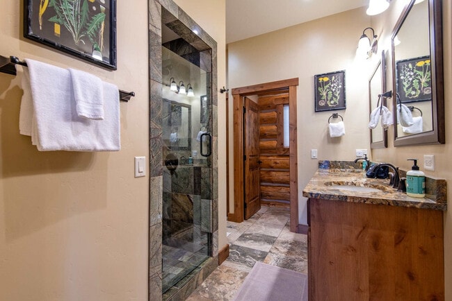 Building Photo - 1330 Larsen Ln