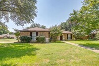 Building Photo - Great 4 Bed, 2 Bath Rental in the Heart of...