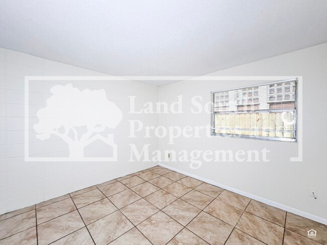 Building Photo - 725 E Lime St