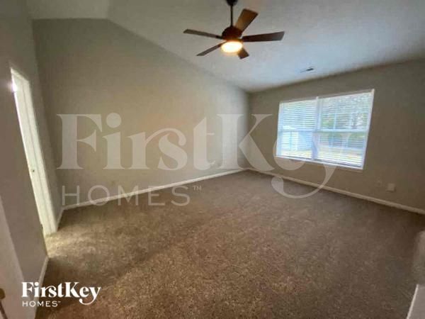 Building Photo - 430 E Pine Ridge Dr