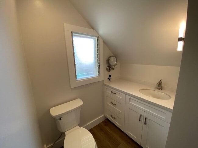 Building Photo - 542 Pine Ave