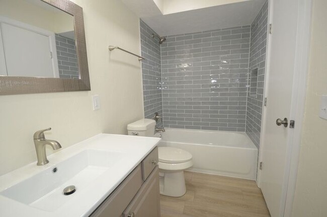 Building Photo - Tara Condos 2 Bed 1 Bath Apt NW 63rd & May...