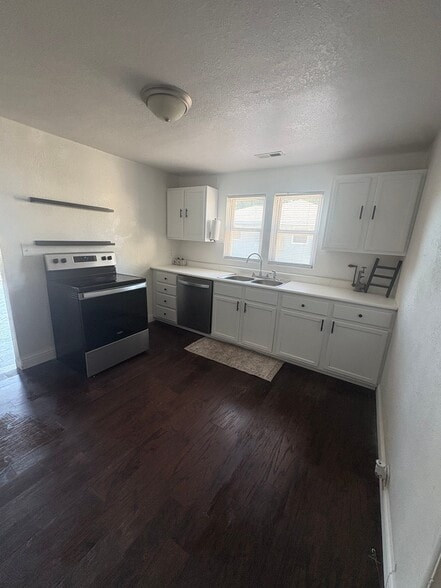 Building Photo - 1135 25th Ln