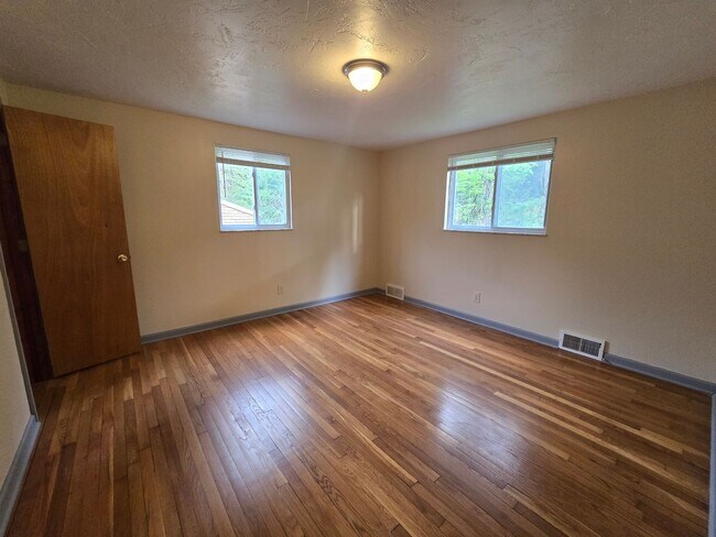 Building Photo - 3 Bedroom Townhouse - Penn Hills School District - Available NOW!