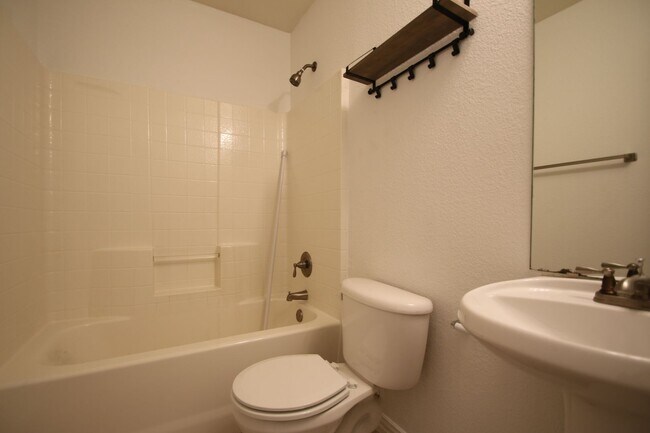 Building Photo - 3124-3126 Cherry Ln