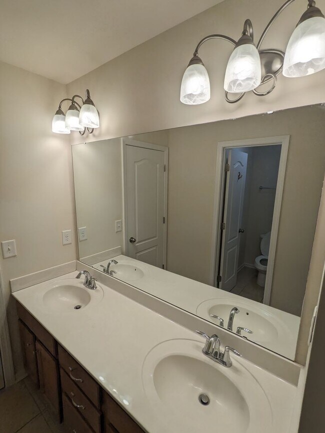 Building Photo - Stunning 7 Bedroom House with a Loft and U...