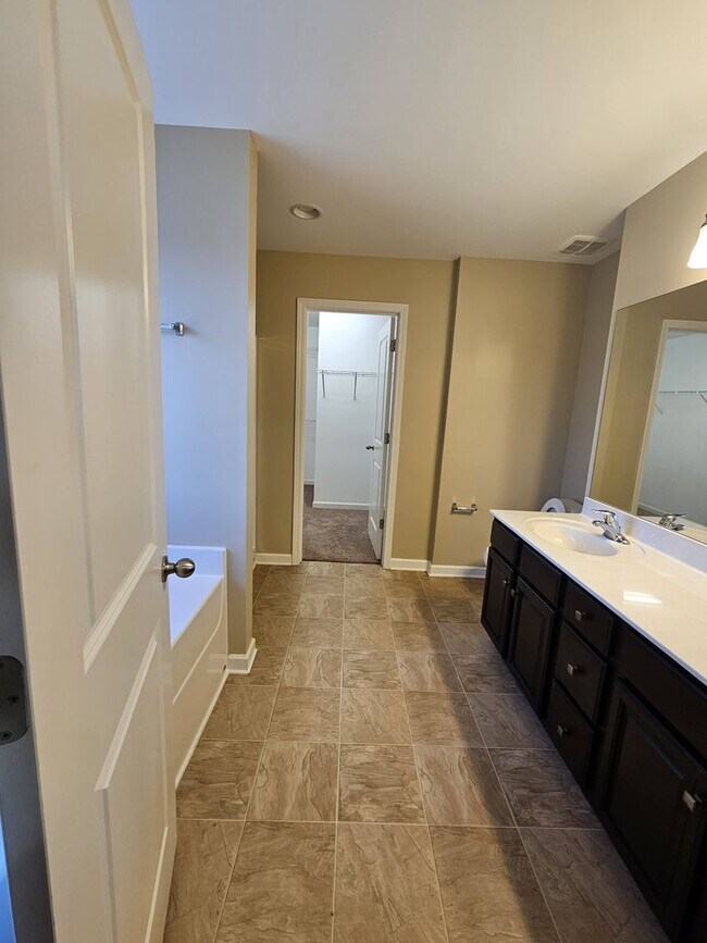 Building Photo - Great Home With Garage Parking Near Downto...