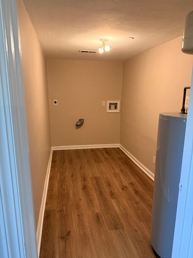 Building Photo - Cute Red Bank House