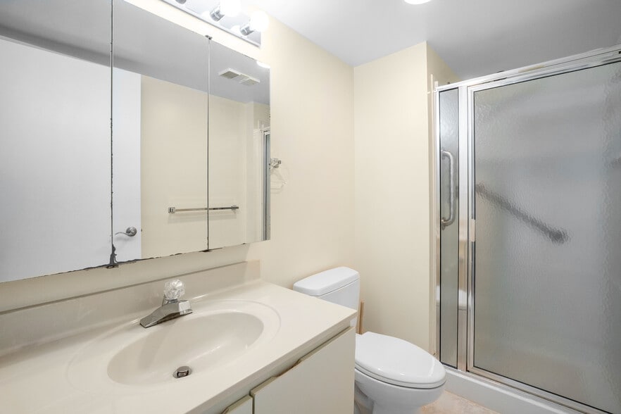 With En Suite Bathroom - 15115 Interlachen Dr