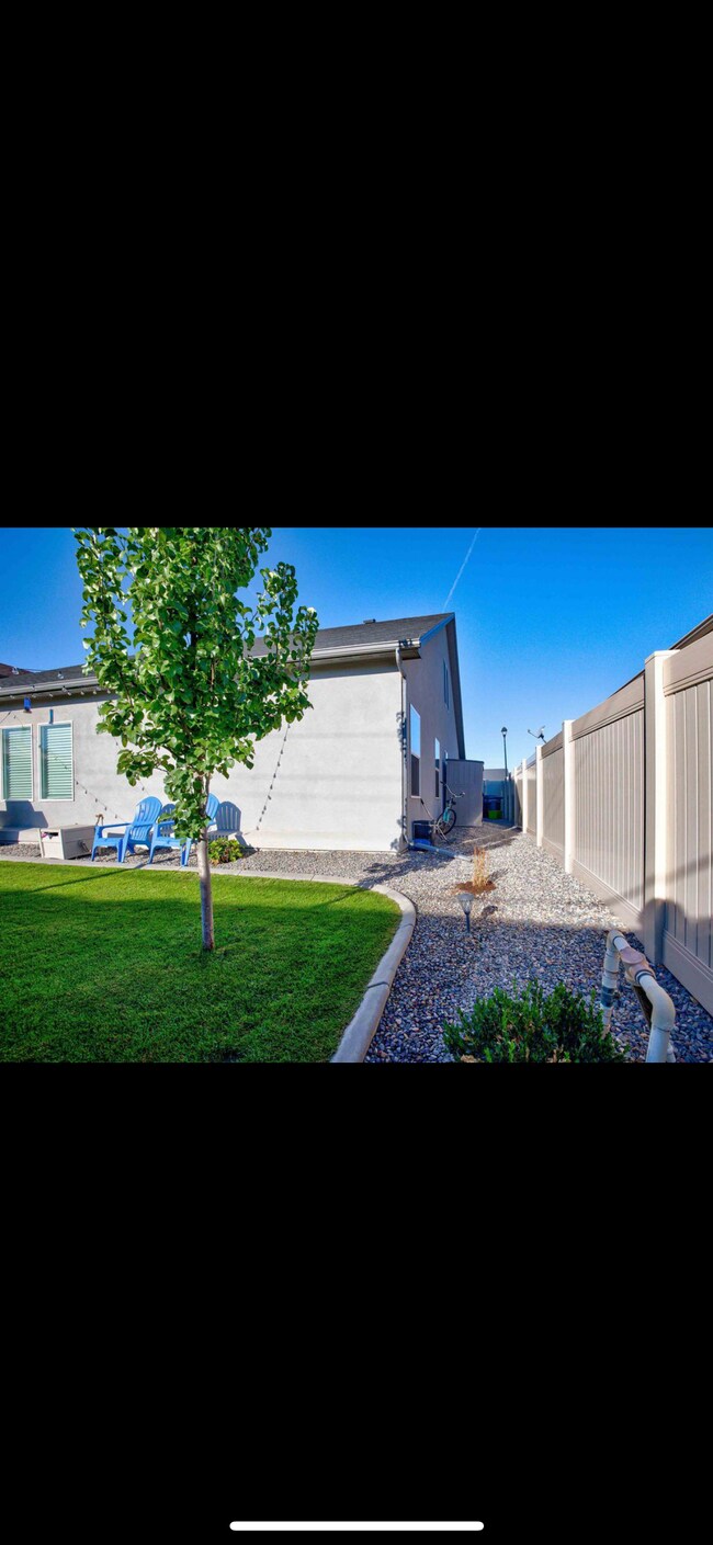Building Photo - 562 Red Cedar Way