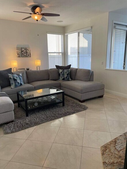 Building Photo - 31 Ledgewood Dr