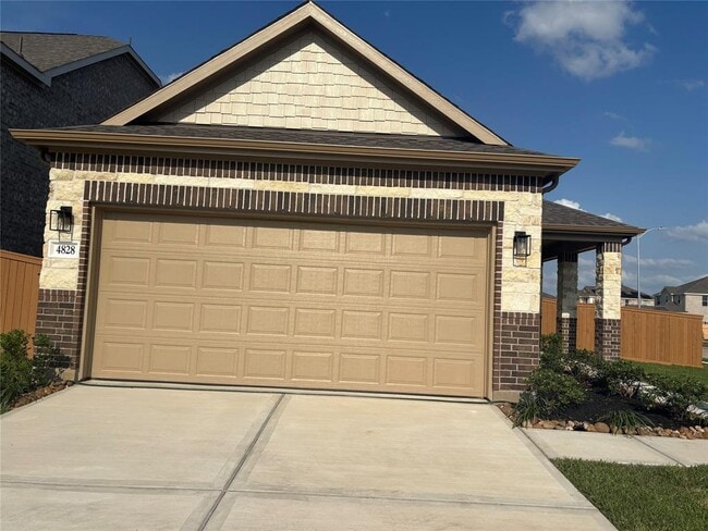 Building Photo - 4828 Sun Fls Dr