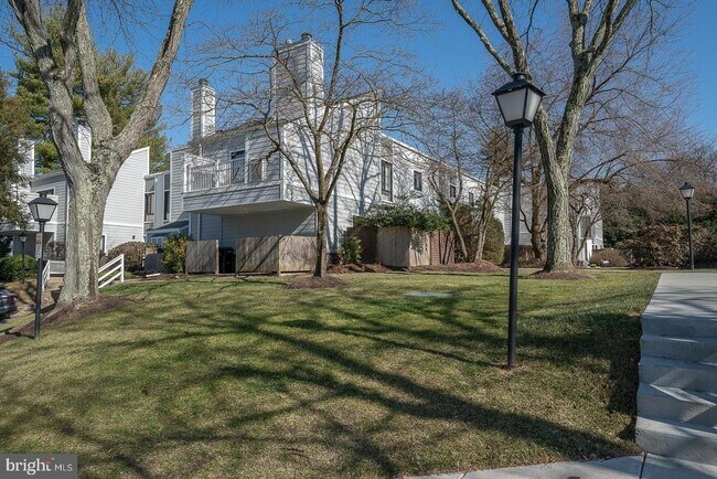 Building Photo - 1710 Oakwood Terrace