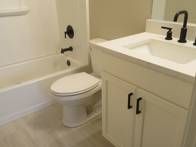 Main bath - 4708 W Miramonte Way