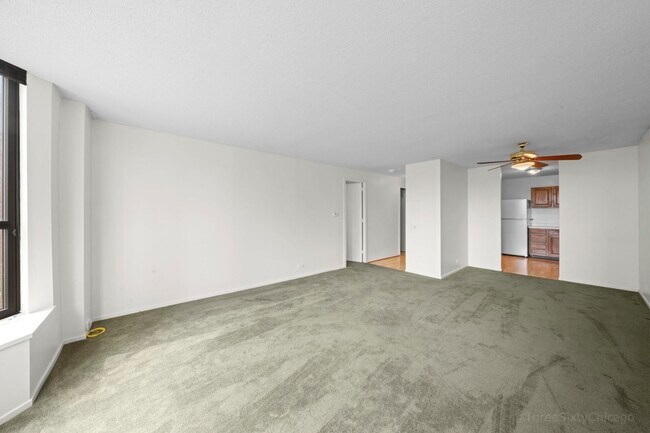 Building Photo - 899 S Plymouth Ct