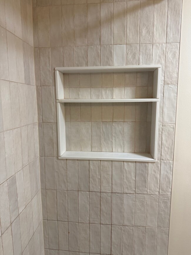 Building Photo - 6828 N Northwest Hwy