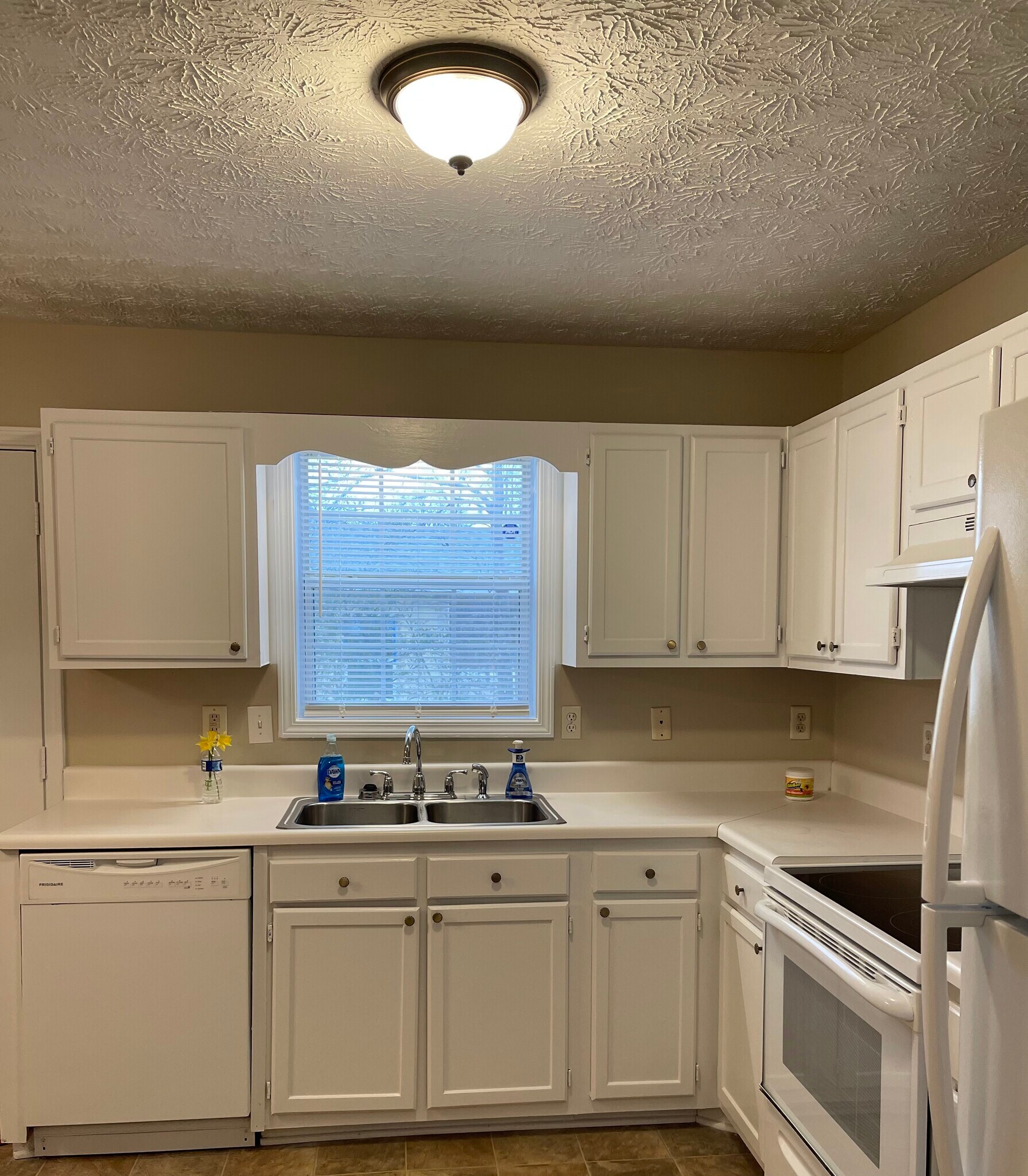 Building Photo - 641 Old Town Rd