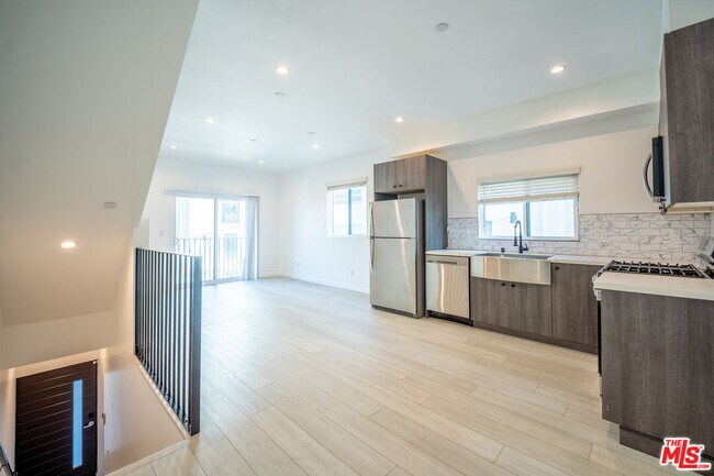 Building Photo - 246 N Dillon St