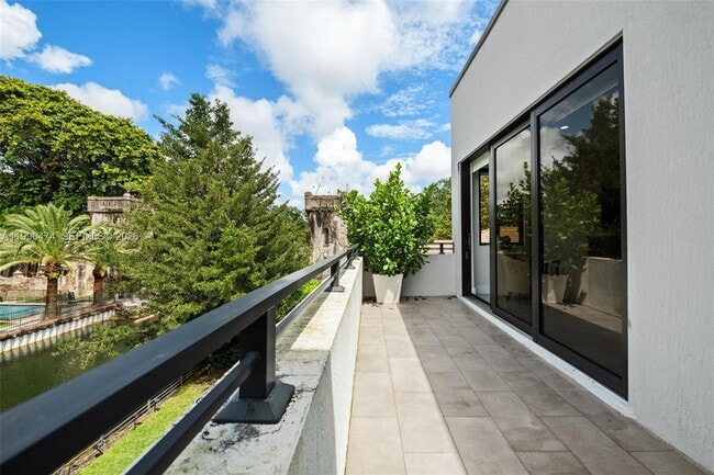 Building Photo - 5735 SW 35th St