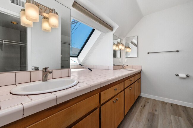 Building Photo - Mission Beach. 3 bedroom, 2.5 bath, 2 car garage,